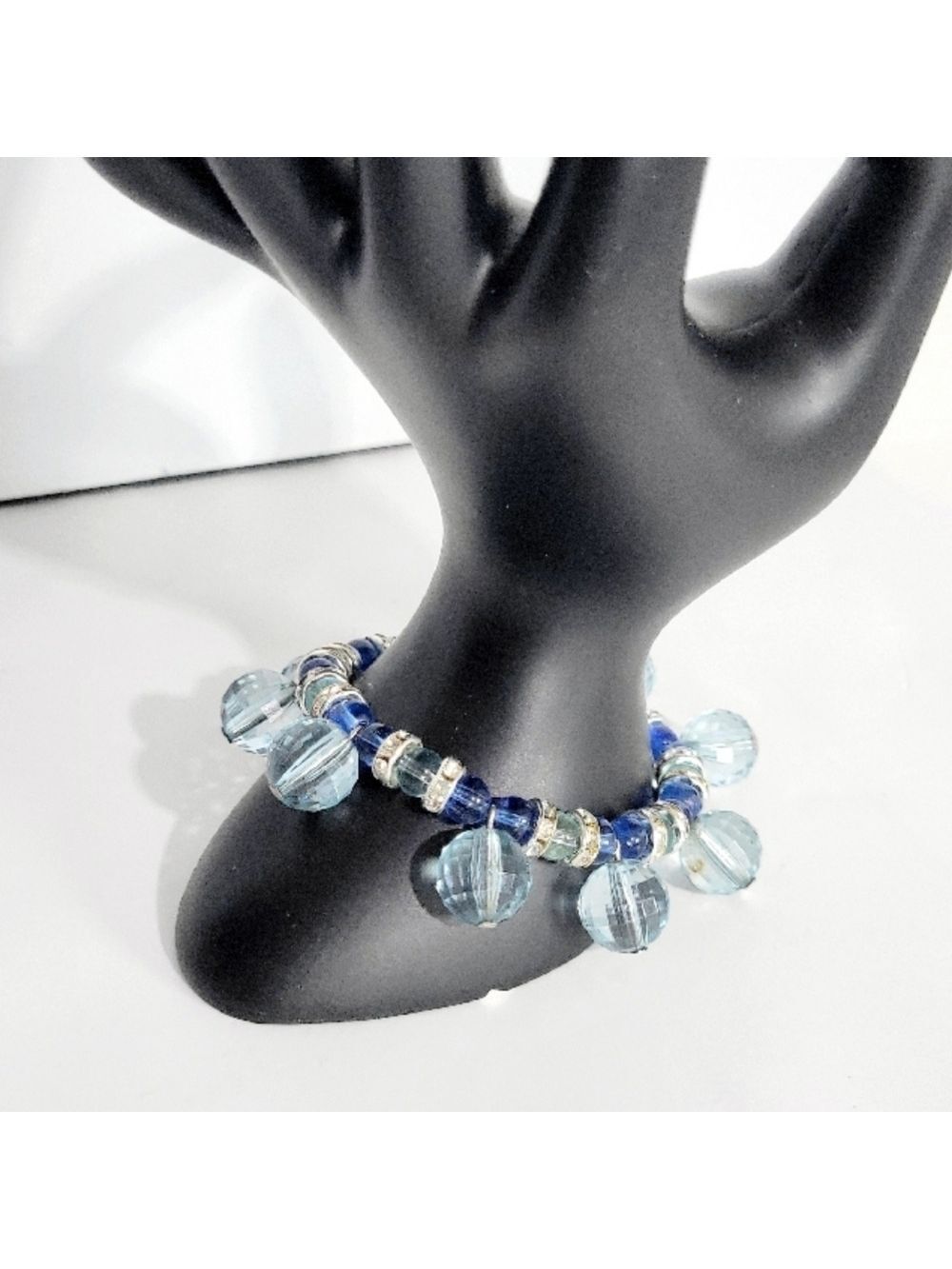 Artisanal Blue Beaded Bracelet Elegant - Picture 4 of 5